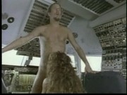 В эротическом ретро ролике сюжет разворачивается вокруг секса в самолете